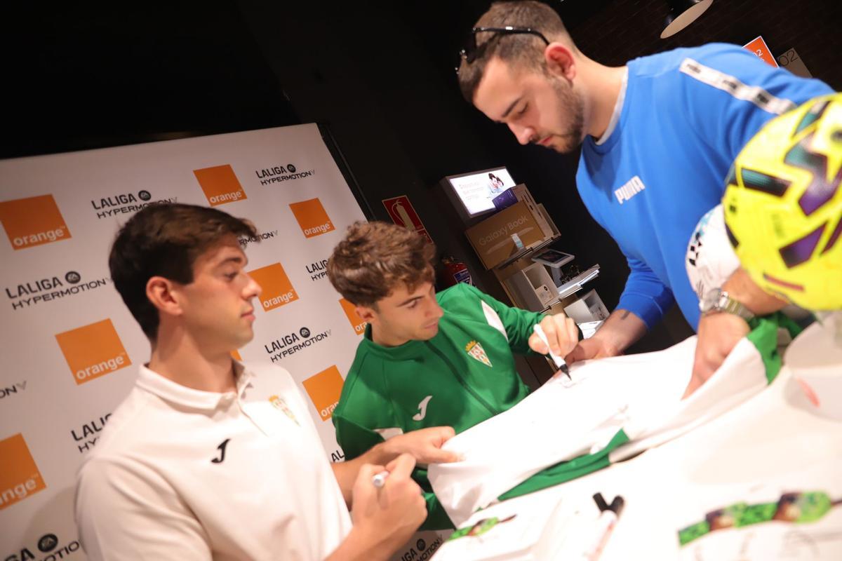 La firma de autógrafos de Iker Álvarez y Mikel Goti, en imágenes