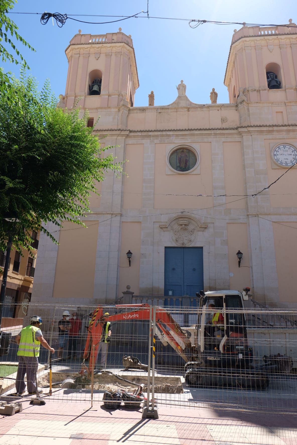 La entrada al refugio antiaéreo se encuentra en la plaça de Baix, entre la iglesia y el Ayuntamiento.