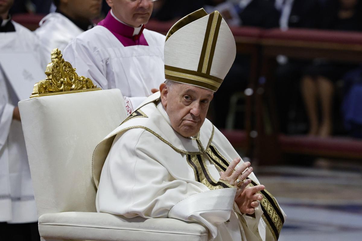 El papa Francesc visita la tomba de Celestí V, el primer Papa que va renunciar