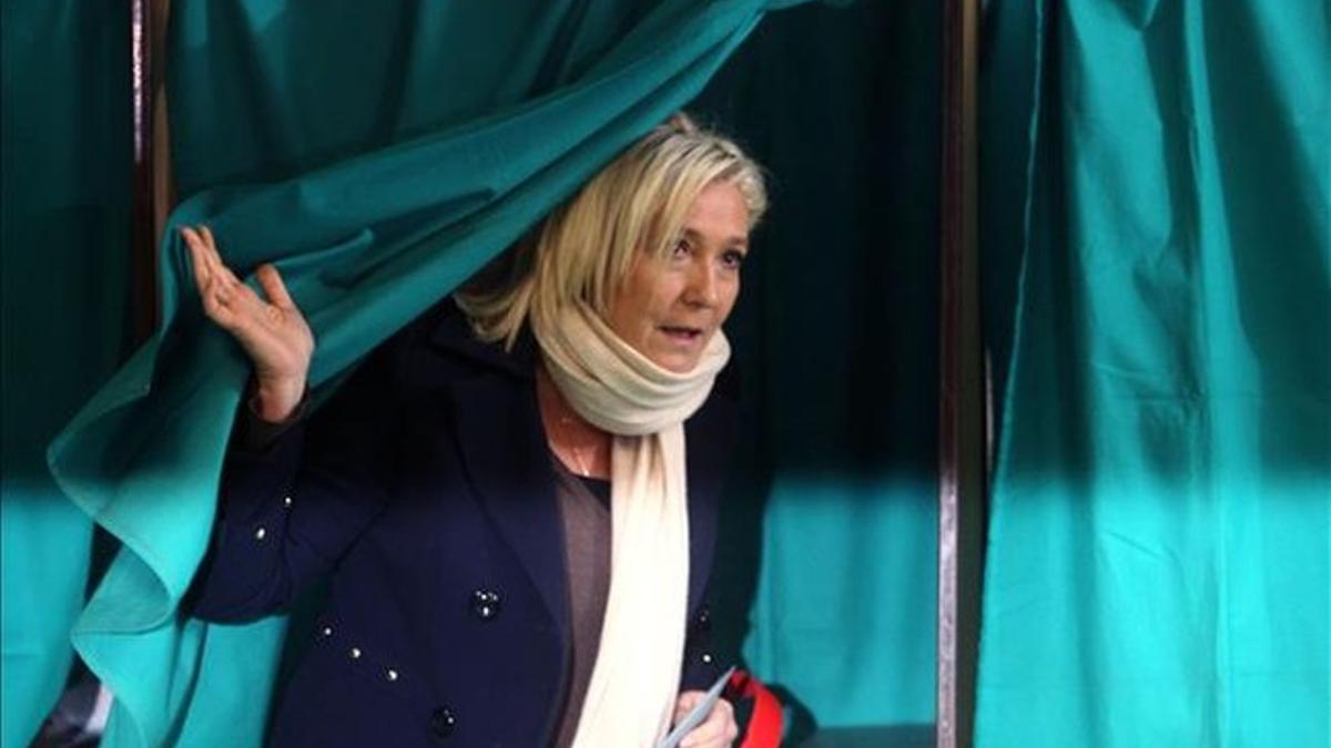 Marine Le Pen vota en la localidad de Henin-Beamont, en el norte de Francia.