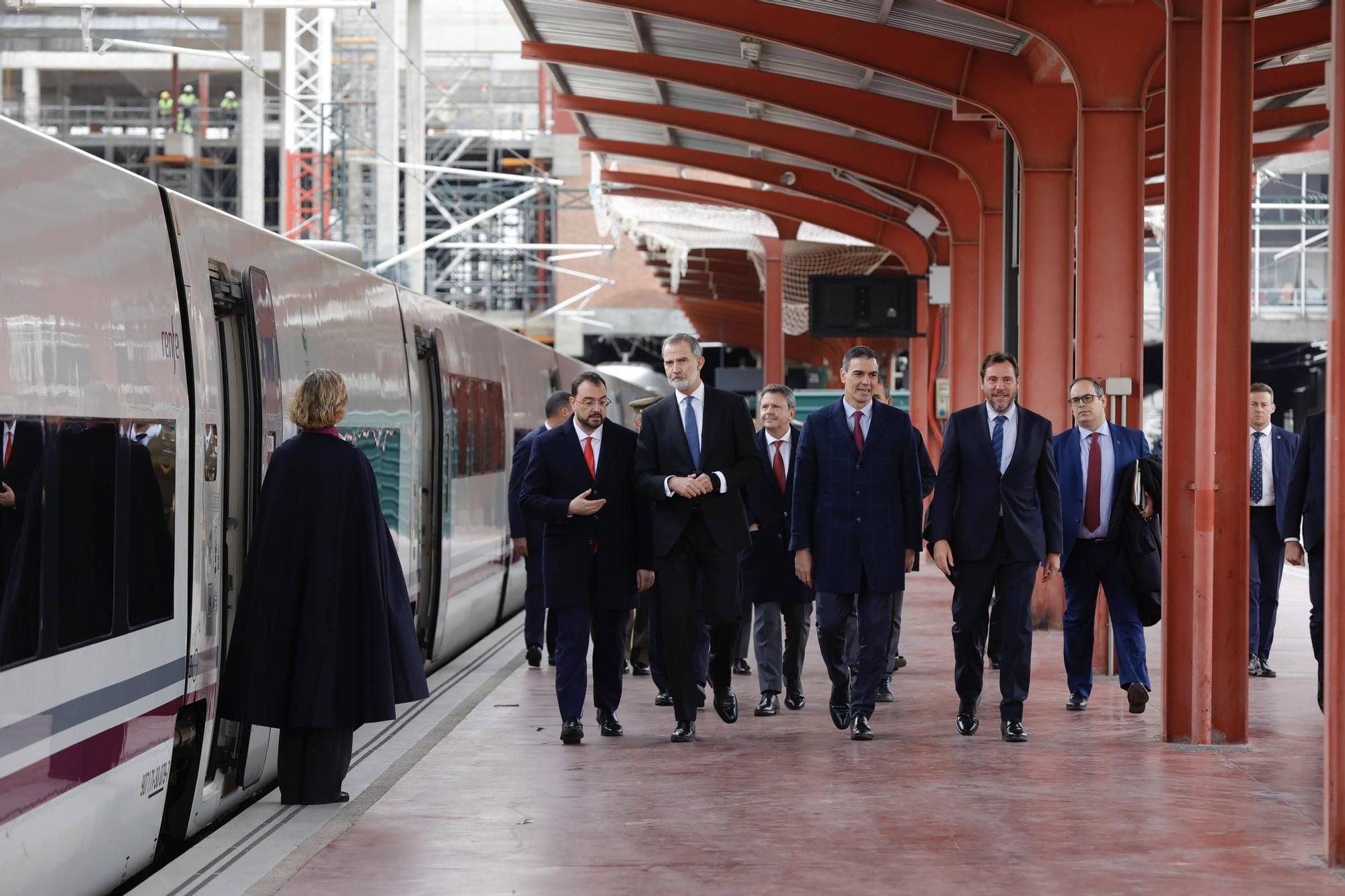 El AVE realiza su viaje inaugural de Madrid a Asturias