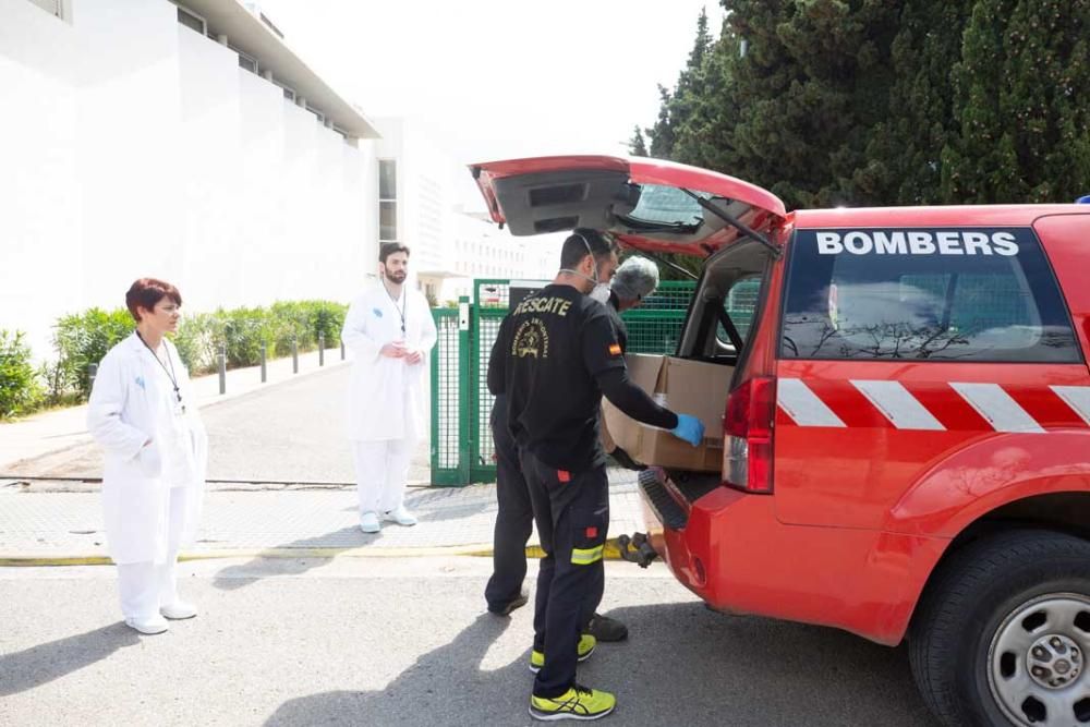 Los bomberos de Ibiza reparten material de protección en las residencias y centros de salud