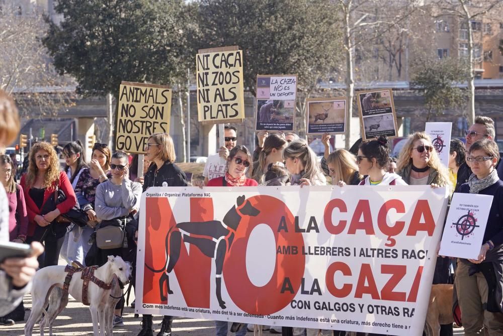 Concentració contra la caça a Girona