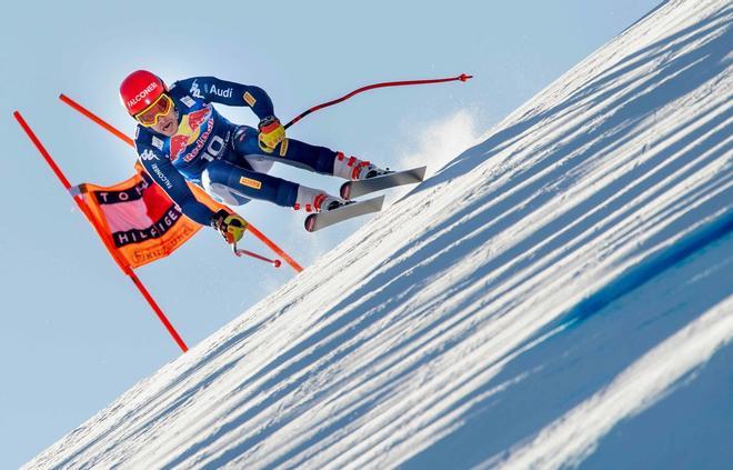 El italiano Christof Innerhofer actúa durante la primera carrera de práctica para el evento de descenso masculino en la Copa Mundial de Esquí Alpino de la FIS en Kitzbuehel, Austria.