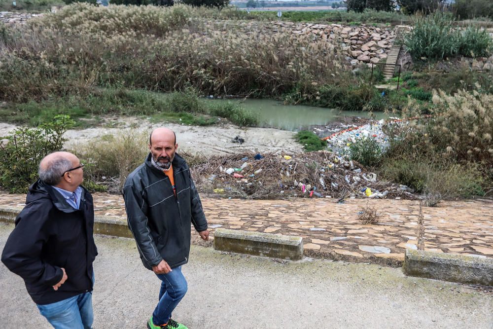 La Conselleria de Medio Ambiente y la CHS impulsan medidas para evitar la contaminación del Segura en la Vega Baja por sólidos flotantes.