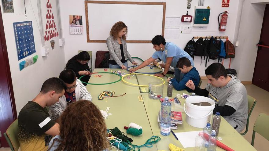 Alumnado de Aulas Enclave realizando las actividades.