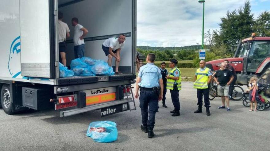 Ganaderos franceses atacan un camión de carne de cerdo aragonesa