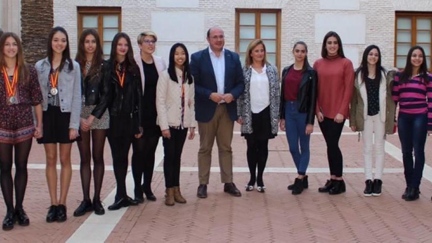 Pedro Antonio Sánchez y Noelia Arroyo posan con las gimnastas y entrenadoras del Club Cronos.