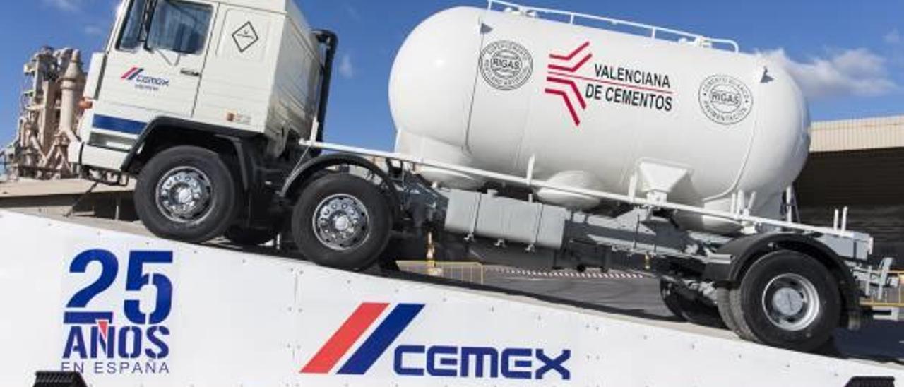 Camión restaurado de Cemex en la planta de Buñol, vendida ayer por Cemex a un grupo turco.