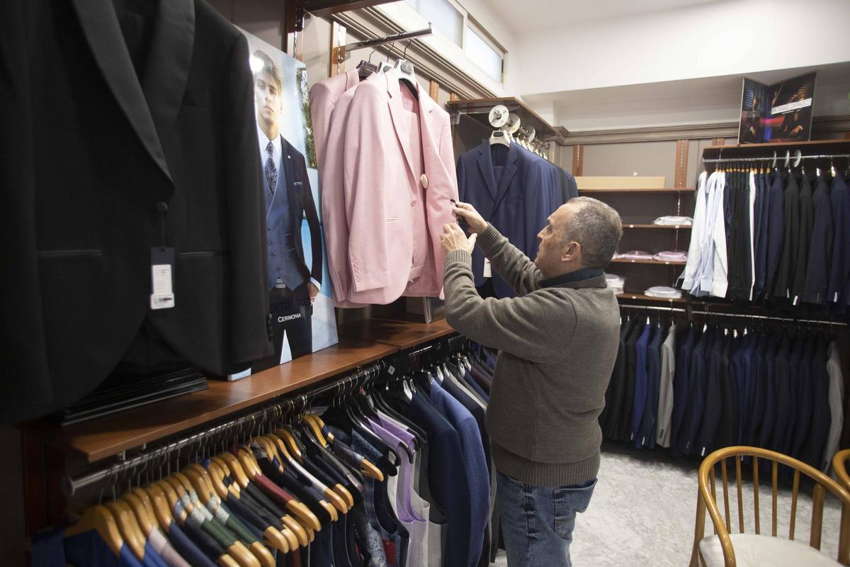 Natanael Carrasco ha decidido cerrar su tienda de ropa y sastrería en Xàtiva.
