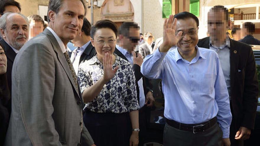 Immer freundlich winken: Li Keqiang begrüßt Touristen auf der Plaza in Valldemossa.