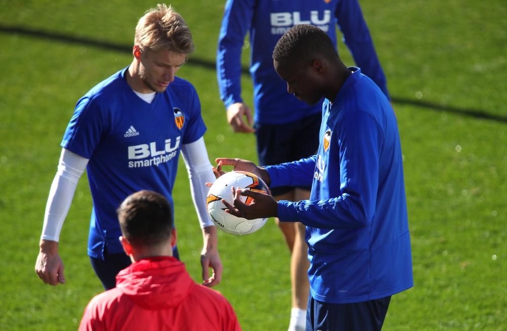 El balón de la Europa League en el entrenamiento