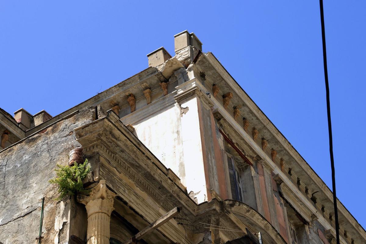 HERAKLION (Greece), 22/05/2025.- An old building is damaged after an earthquake was recorded in the center of Heraklion, Crete Island, Greece, 22 May 2025. A 6.1-magnitude earthquake occurred 79 kilometers east-northeast of Heraklion city in Crete, as reported by the Geodynamic Institute of the National Observatory of Athens. According to a municipal announcement, the damage reported thus far has primarily affected buildings that were already dilapidated. (Terremoto/sismo, Grecia, Atenas) EFE/EPA/NIKOS CHALKIADAKIS