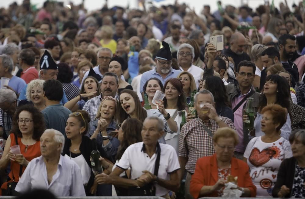 Gijón bate el récord de escanciado simultáneo de sidra