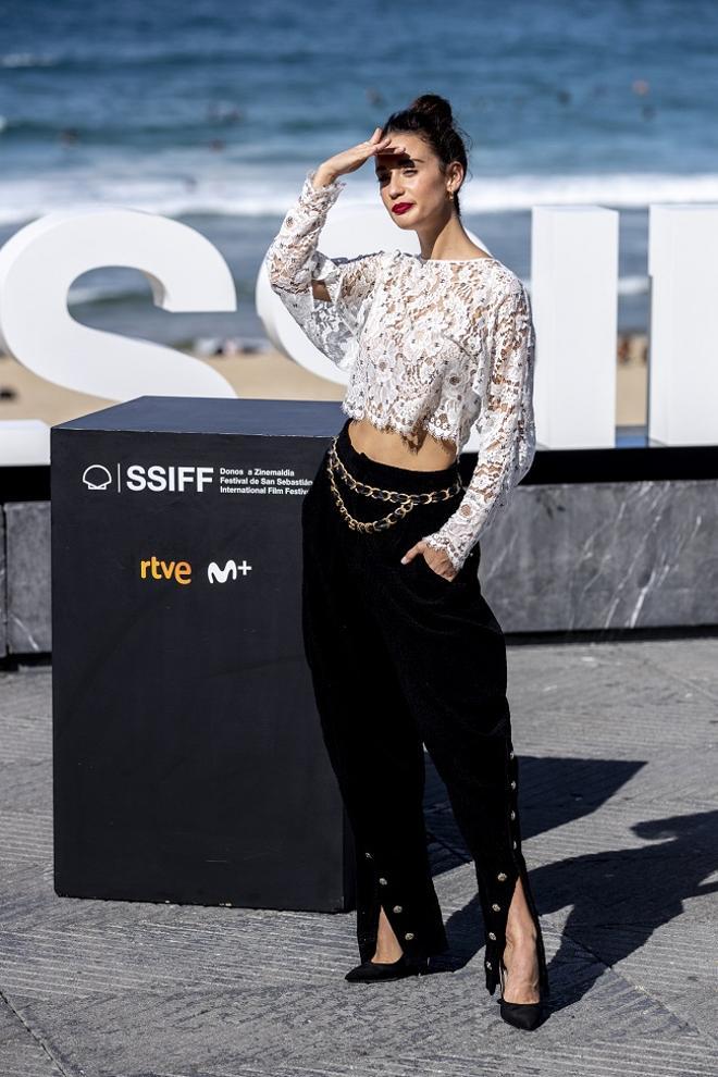 María Pedraza con look de Chanel y joyas de Bulgari en el 'photocall' del Festival de Cine de San Sebastián