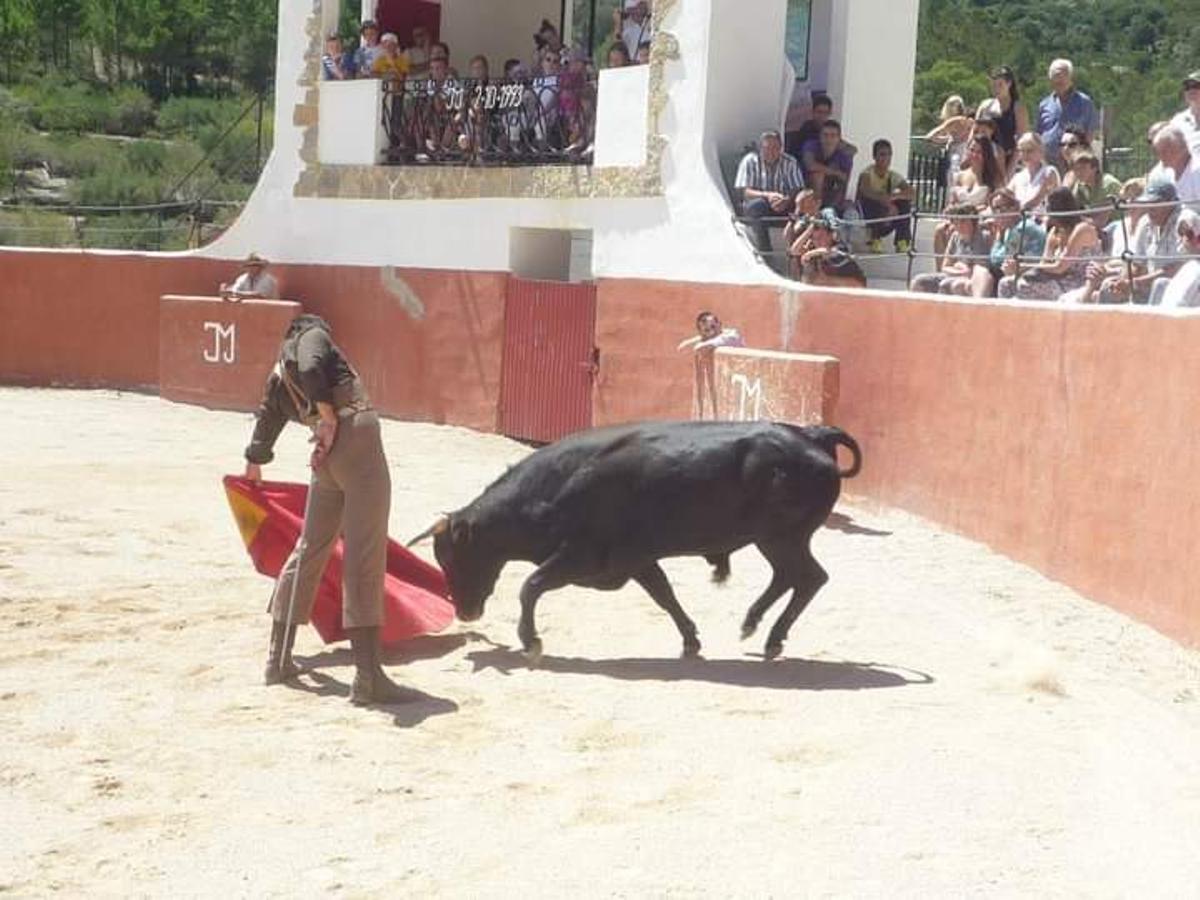 Pla general de l'actuació d'un torero durant un dels espectacles taurins que se celebrarien il·legalment a Alfara