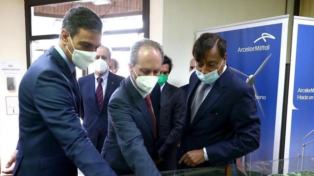 Por la izquierda Pedro Sánchez, Oswaldo Suárez y Laskshmi Mittal durante la presentación del plan de descarbonización de ArcelorMittal en Gijón en julio de 2021.