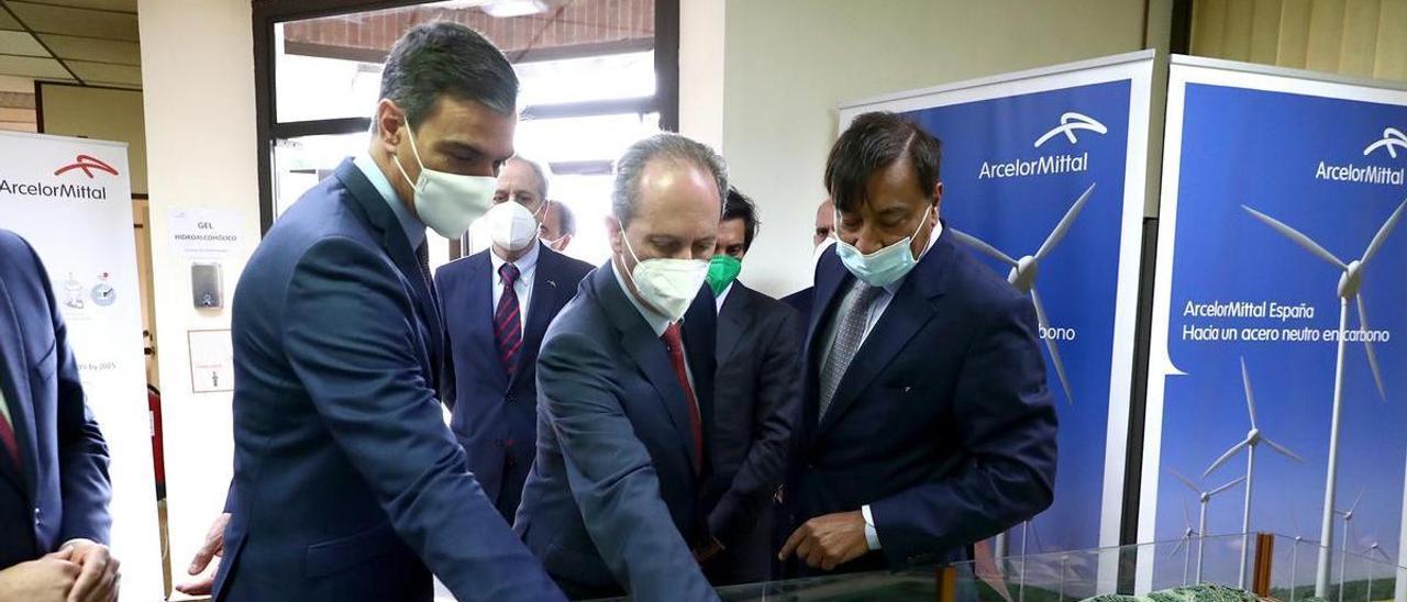 Por la izquierda Pedro Sánchez, Oswaldo Suárez y Laskshmi Mittal durante la presentación del plan de descarbonización de ArcelorMittal en Gijón en julio de 2021.