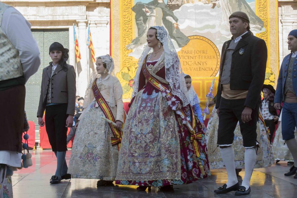 Desfile de las falleras mayores de las diferentes comisiones durante la procesión general de la Mare de Déu dels Desemparats.