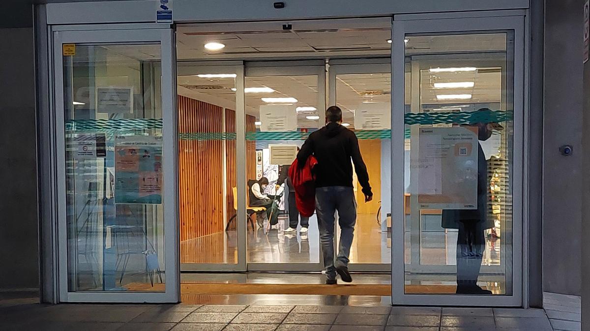 Pacientes entrando en el centro de salud Amparo Poch.