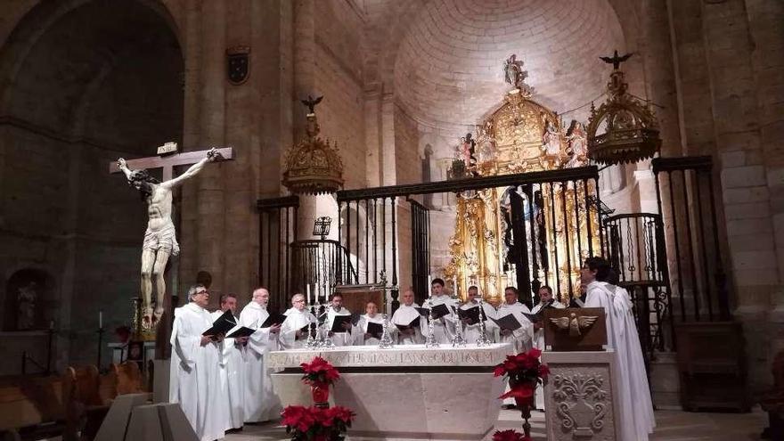 La Colegiata despide el año al son del canto gregoriano