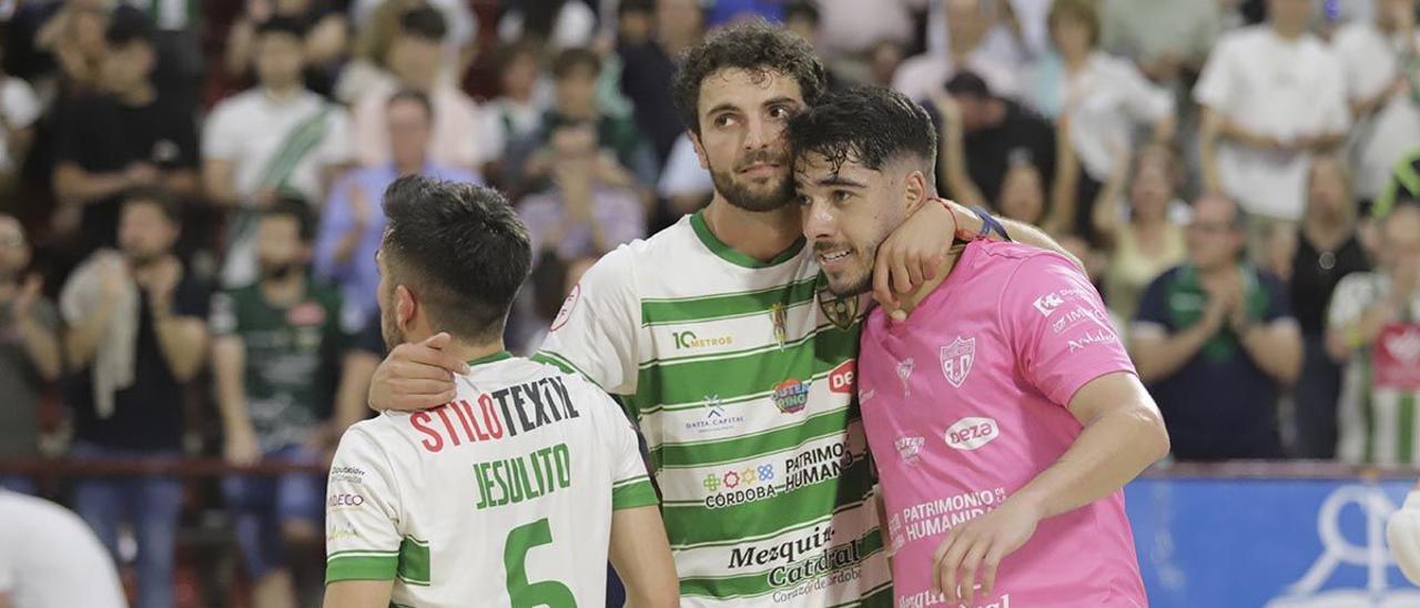 Zequi, Perin y Jesulito, tras el último partido del Córdoba Futsal en Vista Alegre.
