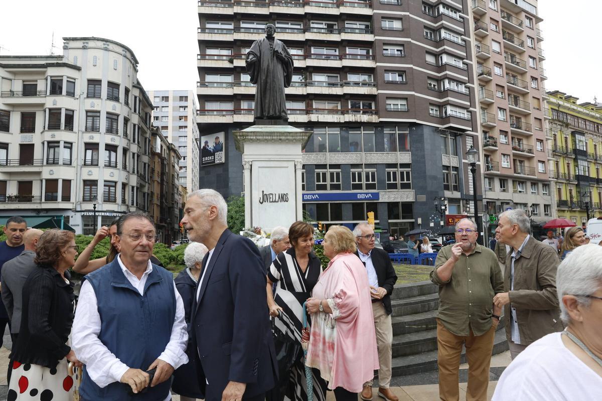 La ofrenda floral a Jovellanos en la plaza del Seis de agosto de Gijón, en imágenes