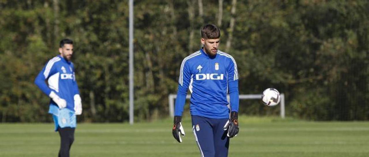 Quentin Braat, con Tomeu al fondo, en un entrenamiento en El Requexón. | Luisma Murias