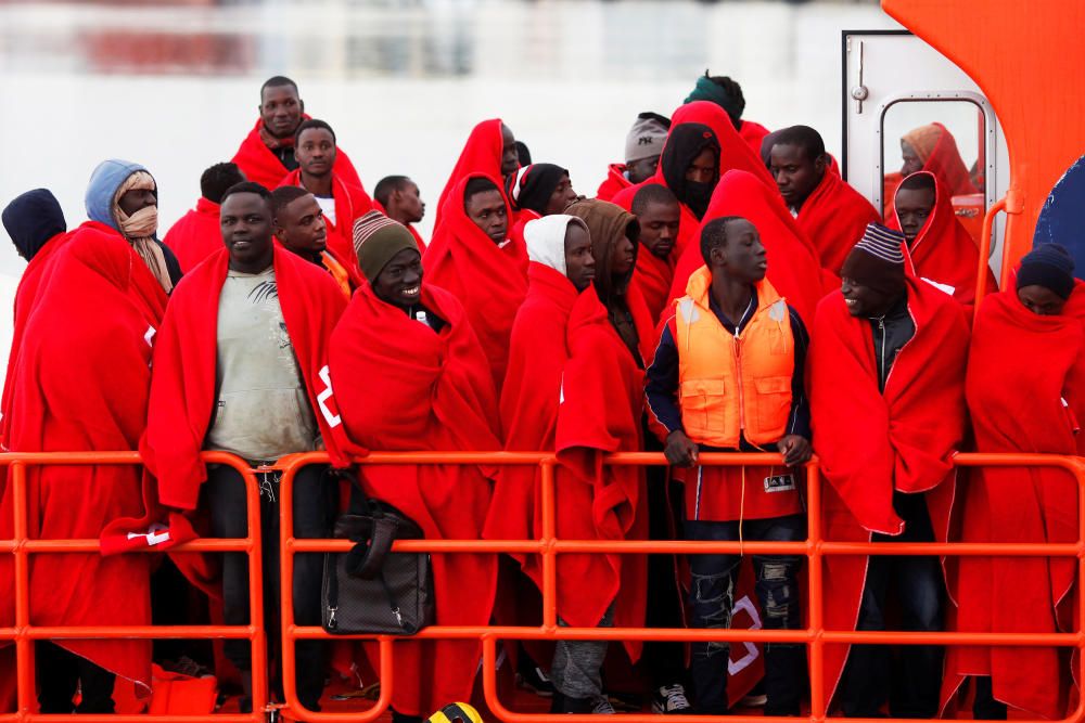 Los 54 inmigrantes rescatados en una patera en el mar de Alborán han llegado al puerto de Málaga sobre las 17h.