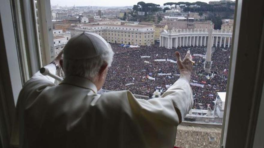 Benedicto XVI saluda a los miles de fieles que se congregaron ayer en la plaza de San Pedro para escuchar el rezo del Ángelus. / rtp