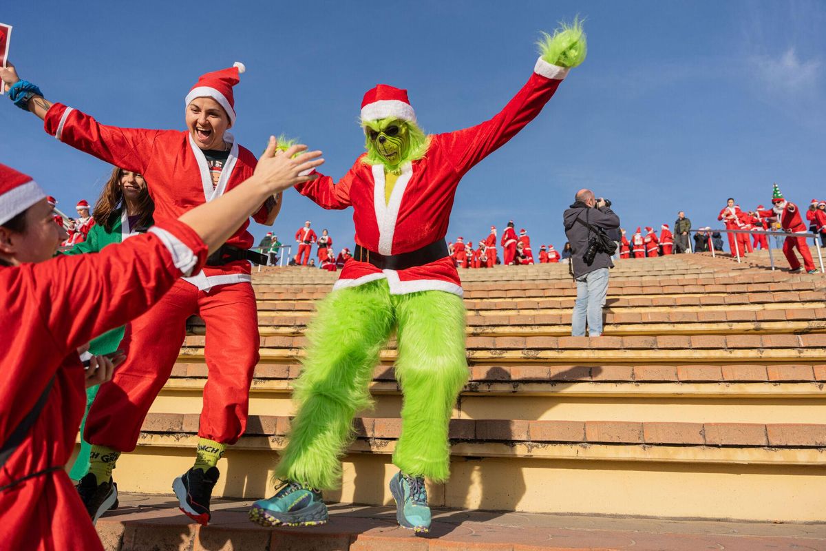 Cientos de Santa Claus corren por Barcelona en la primera Cursa del Pare Noel