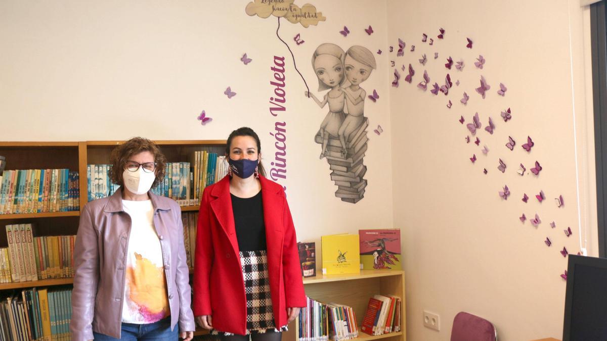 Alba Doblas y Lucía Sánchez, en el Rincón Violeta de la biblioteca de Carcabuey.