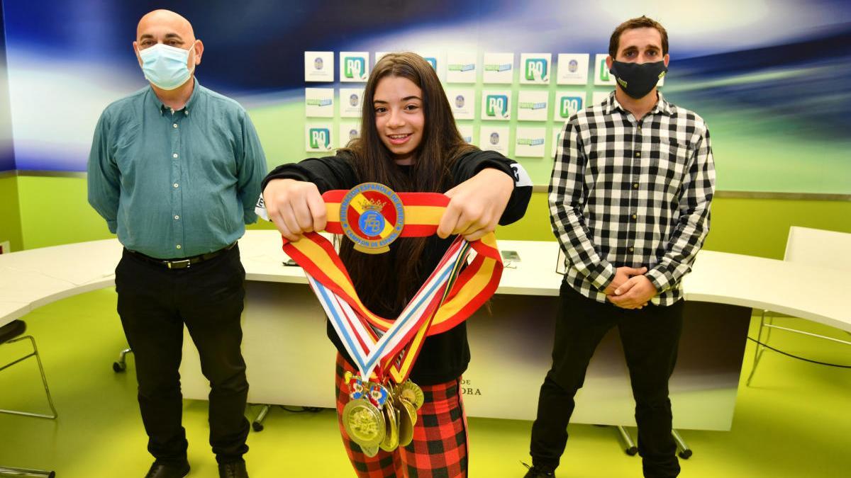 La campeona infantil, ayer, mostrando sus medallas. // G. Santos