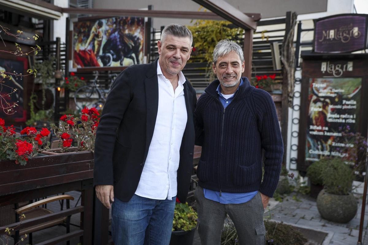Dragan Ciric, junto a Savo Miilosevic, en su restaurante de Belgrado