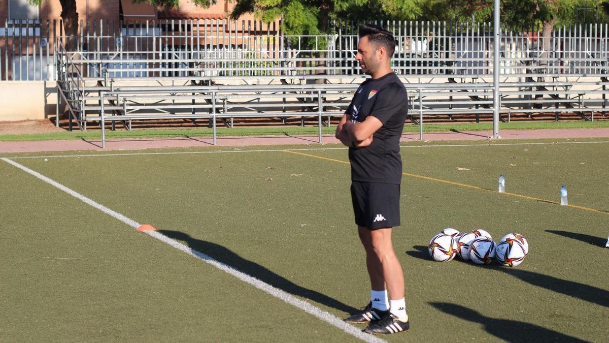 Antonio Fernández, entrenador del Santa Teresa, sigue con atención el entrenamiento.