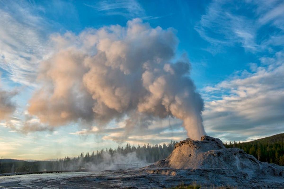 Geiser enerupción en el Parque Nacioan de Yellowstone, Wyoming (EE.UU.).