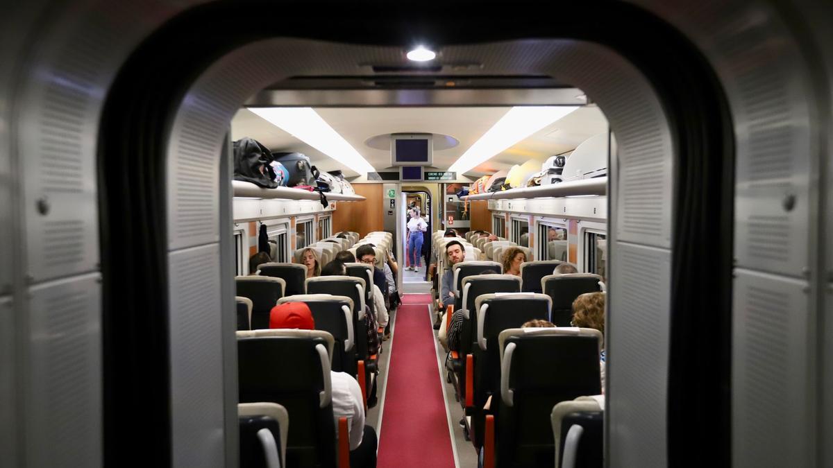 Pasajeros, en el primer servicio de Avlo que ha conectado Sevilla, Córdoba y Madrid este jueves.