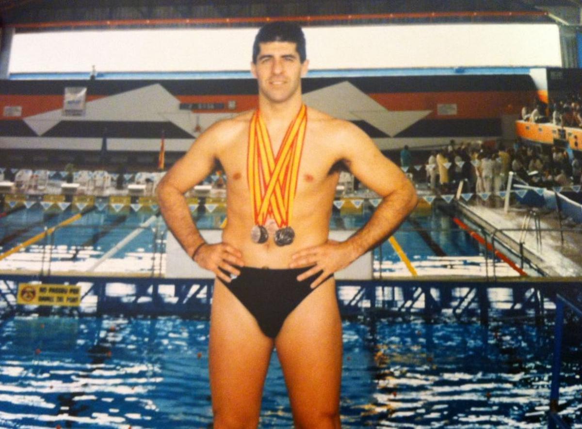Bernardo Vives, con las cuatro medallas que ganó en el Campeonato de España de Mallorca en 1996.