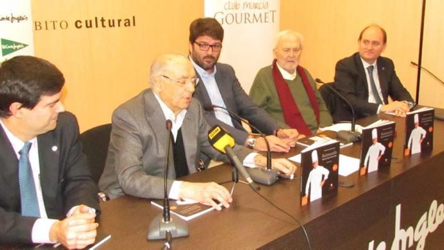 Raimundo González (2i) e Ismael Galiana (4i), presentaron el libro en El Corte Inglés.