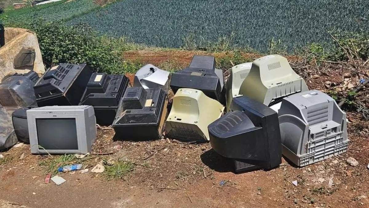 Incivismo en Guía: tiran 20 televisiones en plena carretera