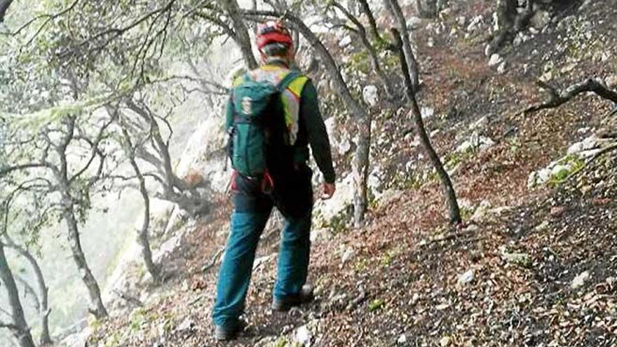 Un guardia civil, durante las labores de búsqueda en la Serra.