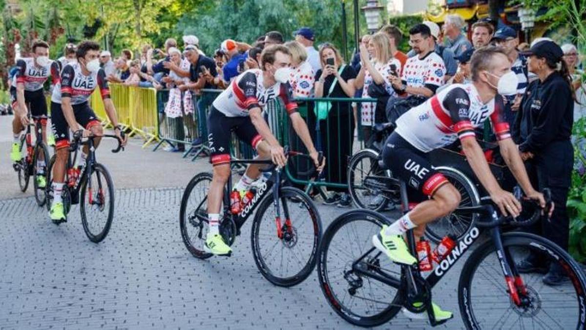 El equipo de Pogacar, con mascarillas en la presentación del Tour en Copenhague