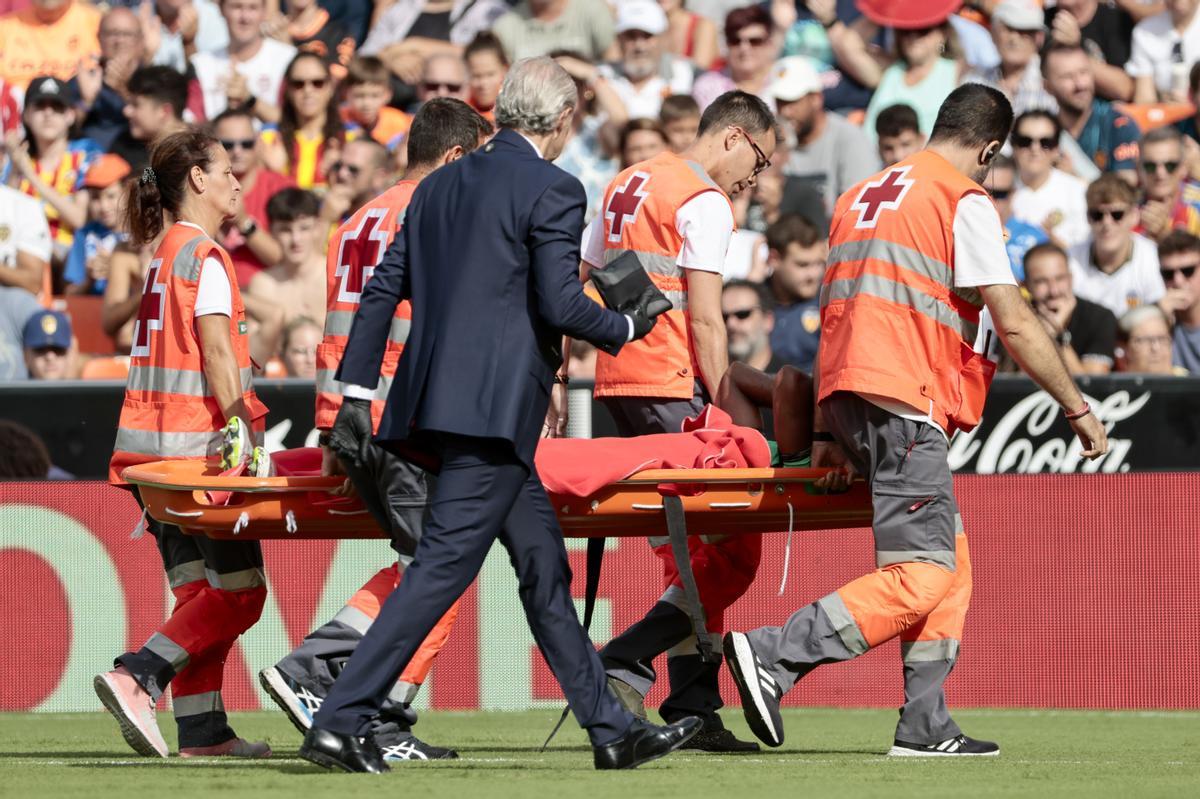 Lemar, retirado en camilla durante el partido ante el Valencia.-EFE/Ana Escobar