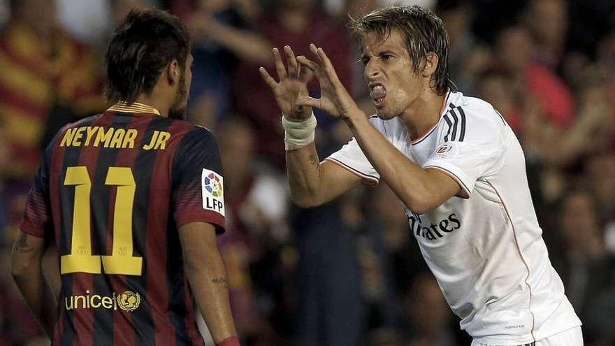 Coentrao gesticula ante Neymar, durante la final de Copa disputada el miércoles en Mestalla. // A. Estévez