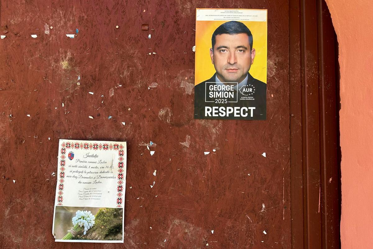 Un pasquín electoral con el nombre de George Simion en la localidad de Floresti, en Transilvania.