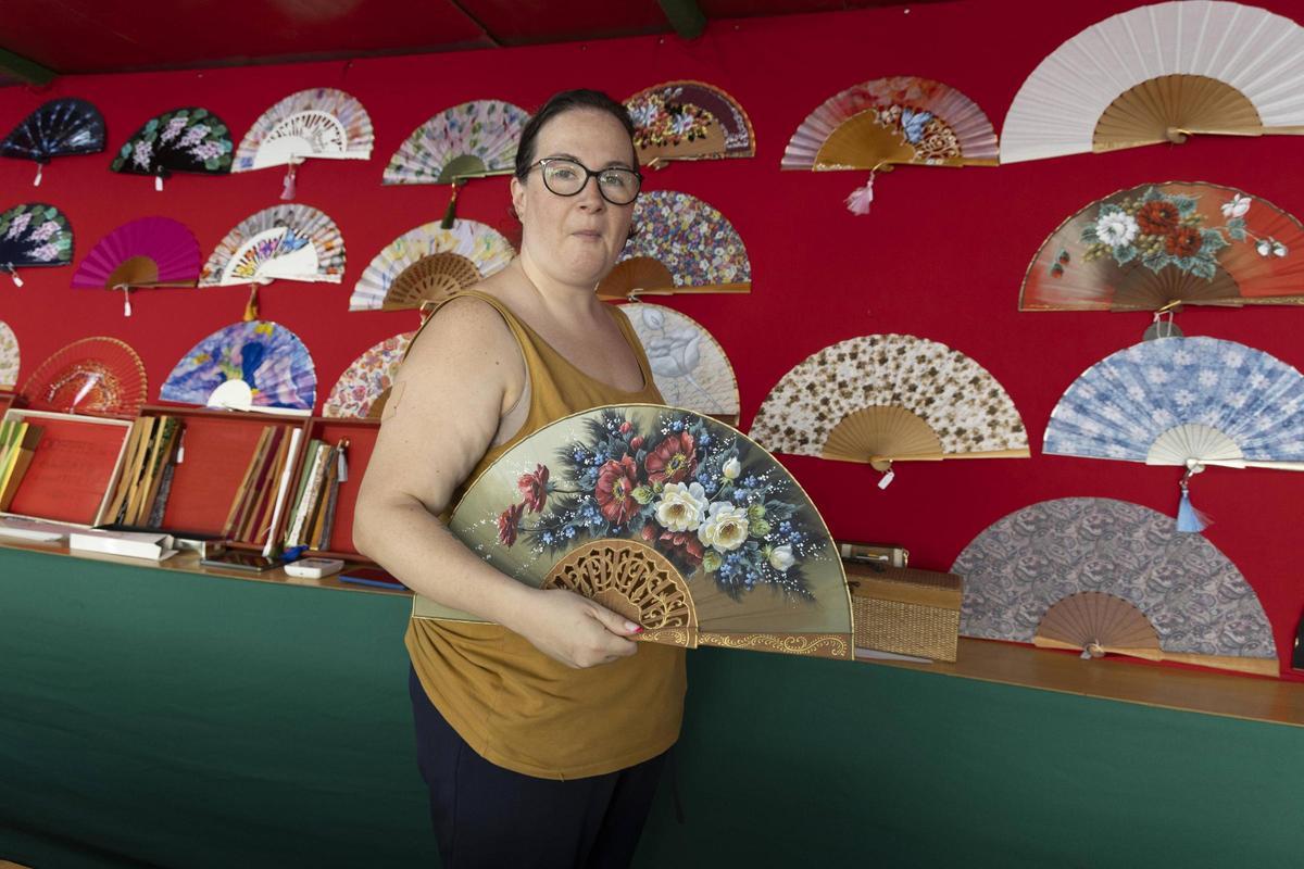Gloria Martí vende abanicos desde hace años en su puesto tradicional de la Fira de Xàtiva.