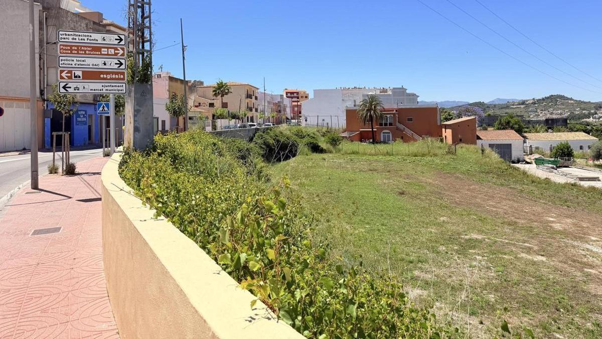 Los terrenos son estratégicos. Están dentro del pueblo y se asoman al Montgó