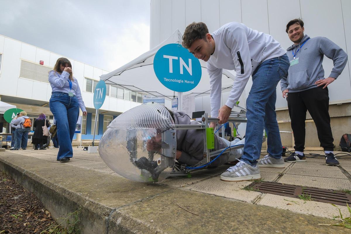 Prototipo de submarino desarrollado por los alumnos de Tecnología Naval, con uno de ellos dentro.