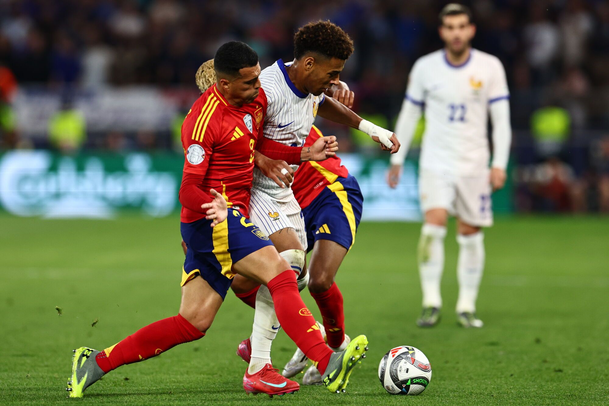 Stuttgart (Germany), 05/06/2025.- Spain's Lamine Yamal (3-L) and Pedro Porro (L) in action against France's Desire Doue (2-L) during the UEFA Nations League semi-final soccer match between Spain and France, in Stuttgart, Germany, 05 June 2025. (Francia, Alemania, España) EFE/EPA/ANNA SZILAGYI