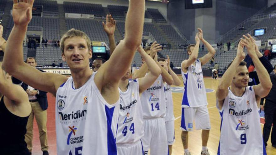 Doellman y Llompart, entre otros jugadores del Meridiano, celebran ayer la victoria.